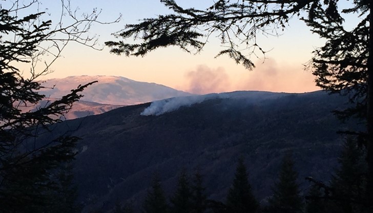 Пожарни коли се опитват да достигнат до мястото Пожарни коли се опитват да достигнат до мястото