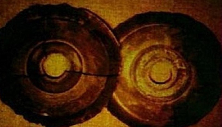 На всеки диск се виждал изписан текст, който никой не можел да разчете