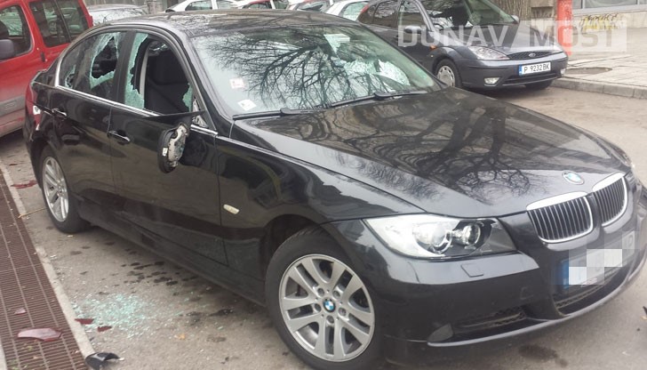 Тази нощ автомобил "БМВ" паркиран пред новата поща в центъра на Русе е бил потрошен от служители на охранителна фирма в Русе