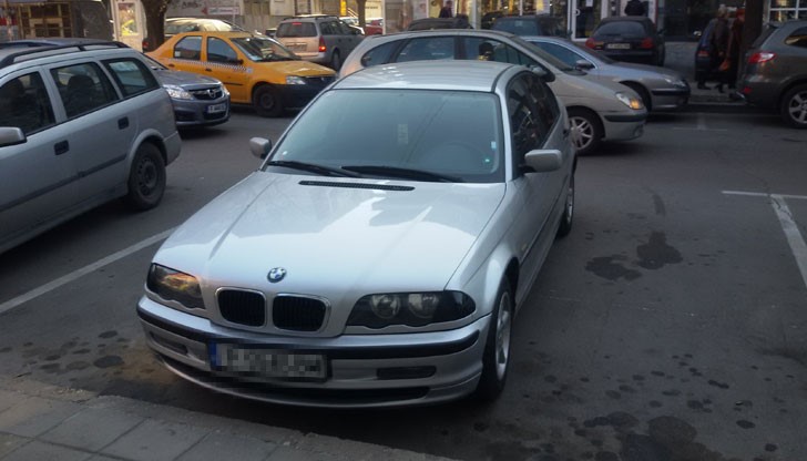 Много ми е голяма колата и едно паркомясто не ми стига!
