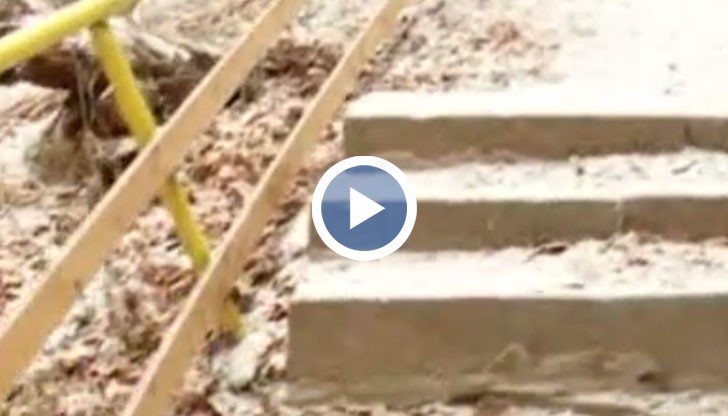 Ремонтът е приключил през май 2015 година и само половин година по-късно екопътеката на Златните мостове е разрушена