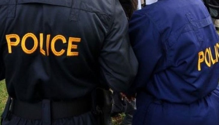 33-годишният мъж, чието име не се съобщава, бил заплашен с пистолет и натикан в БМВ от три жени