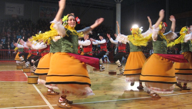 Зала „Дунав” за поредна година ще оживее в ритъма на фолклорните танци по време на традиционното Коледно надиграване