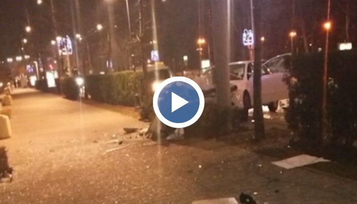 Около час след сблъсъка, колата все още беше на пътното платно