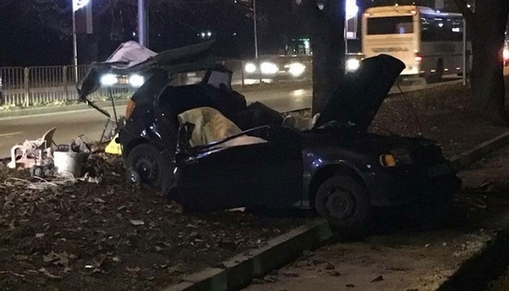 Шофьорът е в болница, а спътникът му е загинал на място