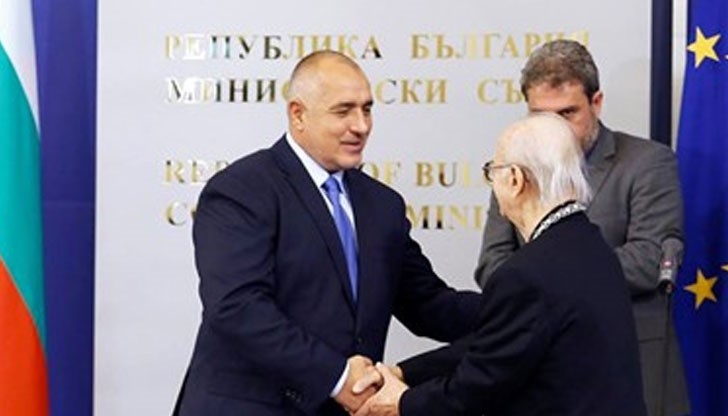 Академик Васил Казанджиев е световноизвестен български композитор, диригент и педагог