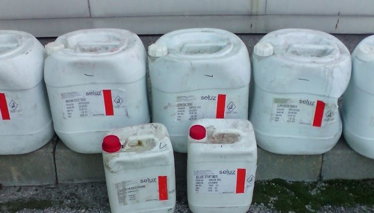 Върху всяка от тубите има надпис, съдържащ наименованието на парфюма