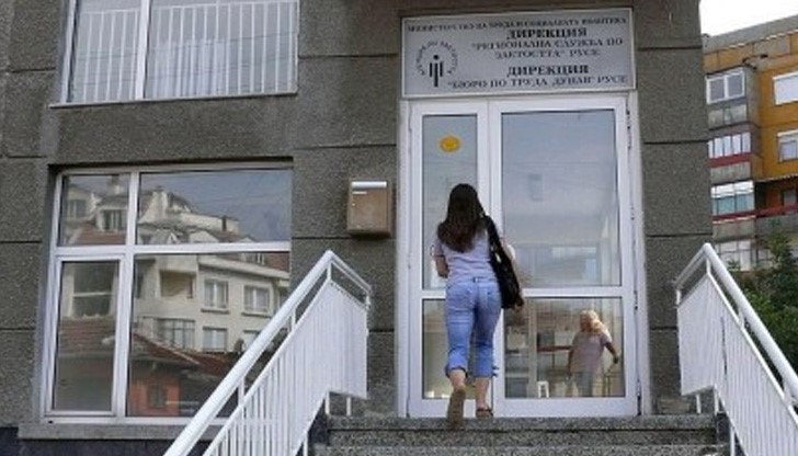 За всички работни места трудовите договори са срочни, освен ако изрично не е уточнено, че договорът е безсрочен За всички работни места трудовите договори са срочни, освен ако изрично не е уточнено, че договорът е безсрочен