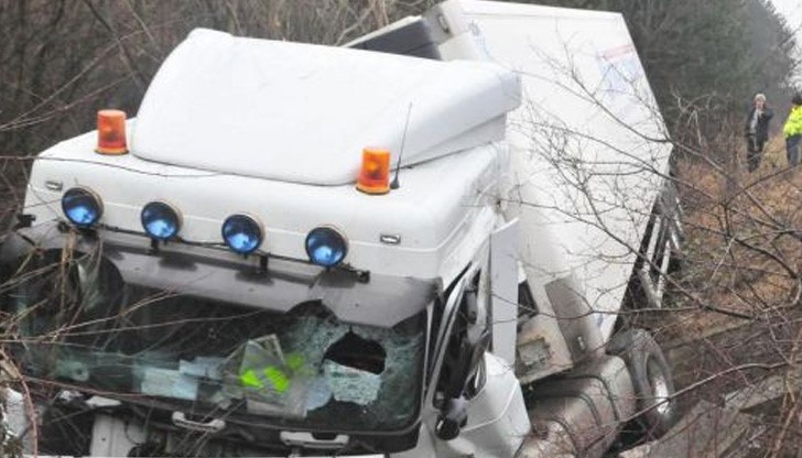 В момента към мястото на инцидента пътуват линейки и пожарна В момента към мястото на инцидента пътуват линейки и пожарна