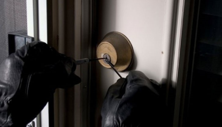 Крадците са задигнали преносим компютър и около 50 грама златни накити Крадците са задигнали преносим компютър и около 50 грама златни накити