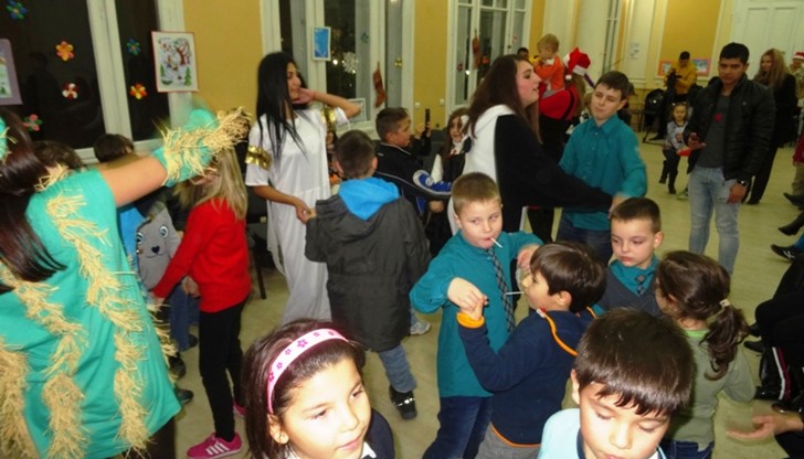 Много красив детски празник, под надслов „В очакване на Коледа“