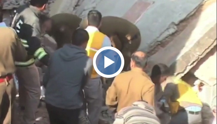 В момента се провеждат спасителни операции по изваждането на блокираните строители