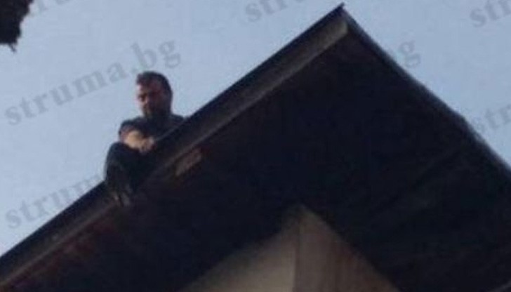 Екипи на пожарната са на мястото и опитват да го разубедят да не предприеме фаталната крачка