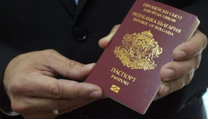 Три пъти по-голяма цена ще трябва да платят живеещите в чужбина българи, ако подадат документите си за подновяване на паспорт или лична карта онлайн