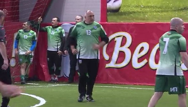 Министър-председателят Бойко Борисов показа футболния умения