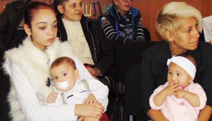 160 млади майки получават от вчера ваучери вместо детски надбавки в пари 160 млади майки получават от вчера ваучери вместо детски надбавки в пари