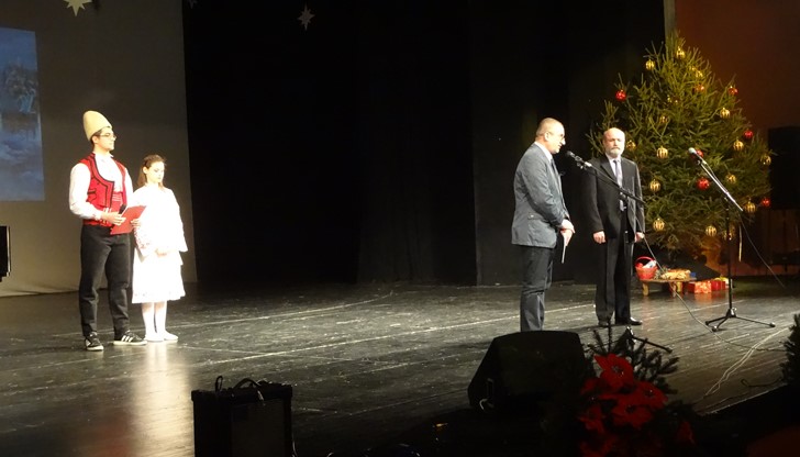 Целта е набиране на средства за училищното настоятелство на гимназията