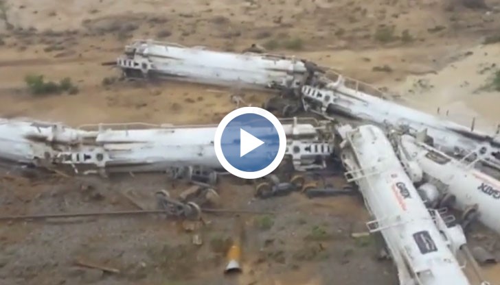 Двамата машинисти са задържани от полицията, докато се изяснят причините за инцидента