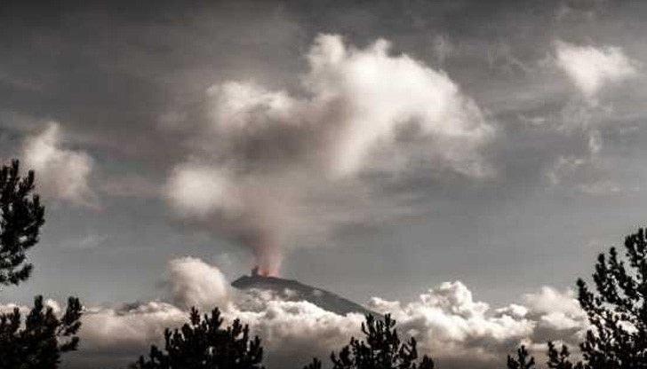 Въпреки опасния си характер, вулканът всяка година привлича десетки хиляди туристи