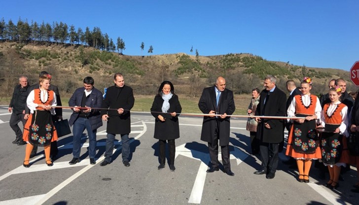 Лиляна Павлова стори същото две минути след него Лиляна Павлова стори същото две минути след него