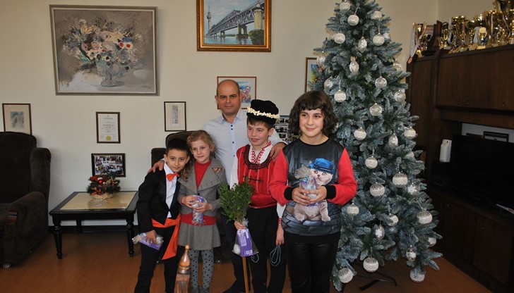 Малките Никола, Преслав, Стилян и Кристияна донесоха красиви ръчно изработени коледни картички от децата в центъра