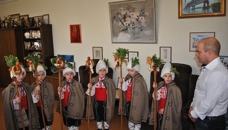 От своя страна г-н Стоилов почерпи малките си гости и ги изпрати с подаръци