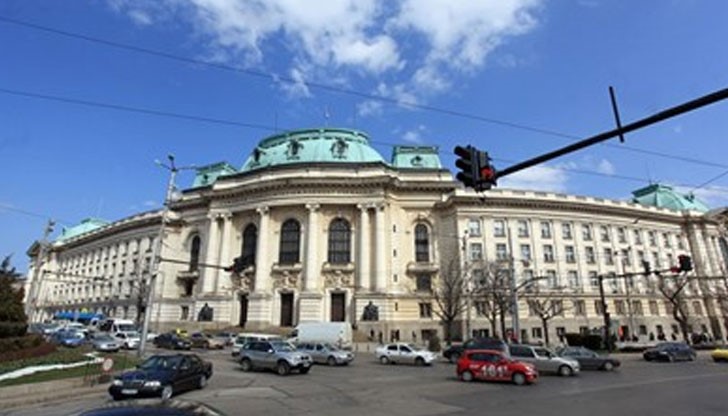 Студентът заедно с още над 120 негови колеги са внесли подписка с искане за дисциплинарното му уволнение