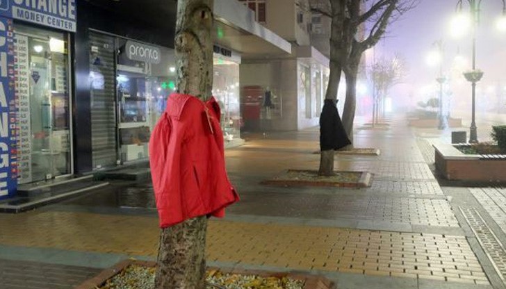 Вероятно в гардероба на всеки от вас има поне по едно топло яке, шапка или шал, а някъде там има човек, който искрено би им се зарадвал