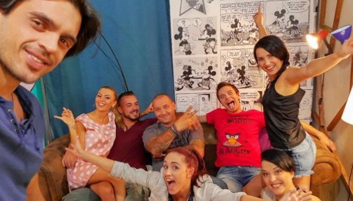 Според сценария реалите формата разкрива живота в София, в реално време, както е и друго гледаемо шоу Според сценария реалите формата разкрива живота в София, в реално време, както е и друго гледаемо шоу