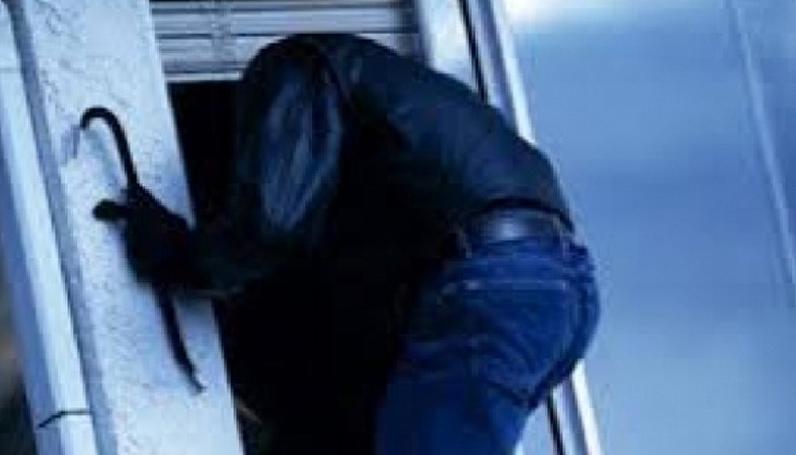 При огледа на място е установено, че в къщата е проникнато през счупен и отворен прозорец на пристройка При огледа на място е установено, че в къщата е проникнато през счупен и отворен прозорец на пристройка