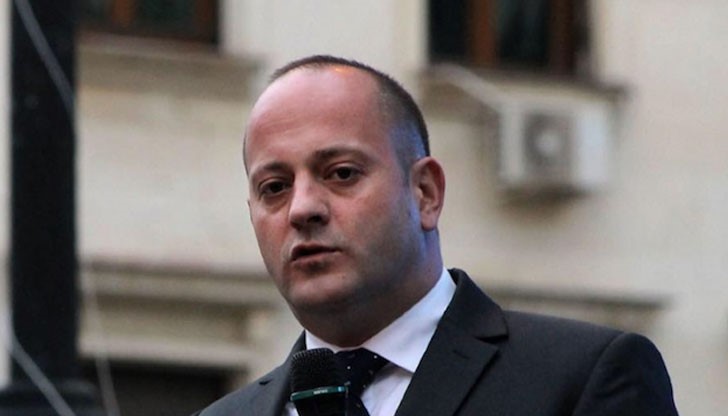 Лидерът на ДСБ обяви оставката си в кулоарите на парламента Лидерът на ДСБ обяви оставката си в кулоарите на парламента