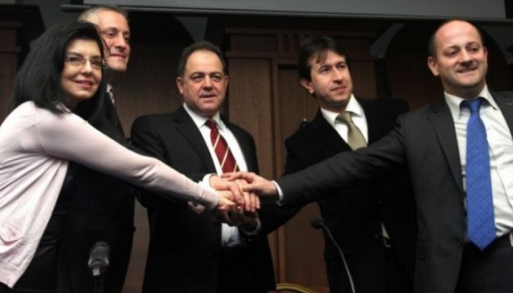 Водещи фигури от коалицията подават оставки и минават в опозиция