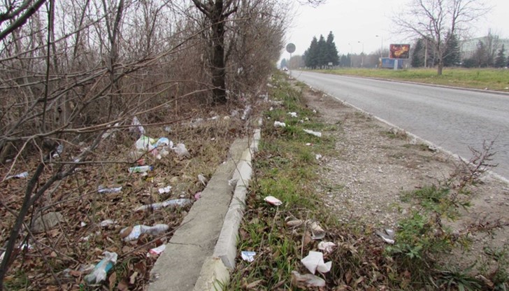По протежението на целия булевард "България" е пълно с боклуци, оставени от чакащите по 15 и повече часа шофьори