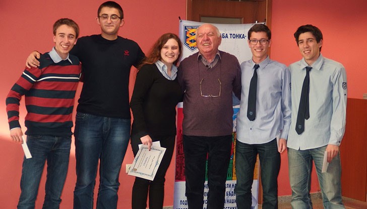 Водещ на състезанието беше популярният Петър Вучков