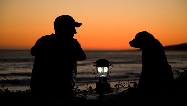 <p>Да вървим в нощта с приятел е по-добре, отколкото да вървим сами сред светлината</p>
