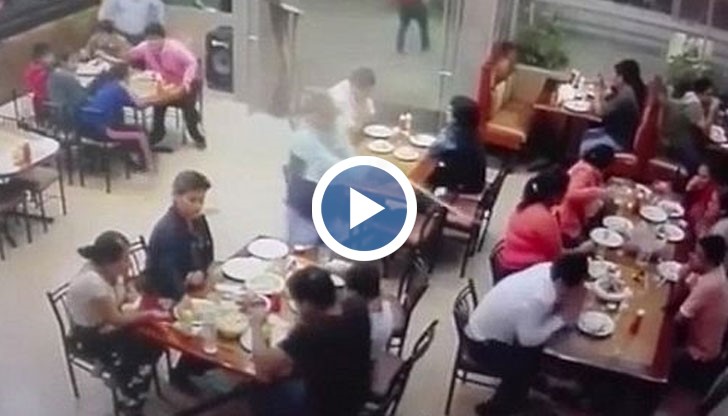 Шокиращ момент е заснет от камера за наблюдение