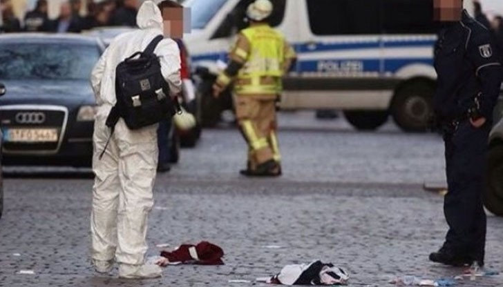 Маскирани нападнаха минувачи, има жертва и ранени