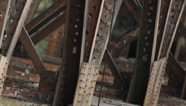Двамата братя завързали мъжа на железния мост над река Искър