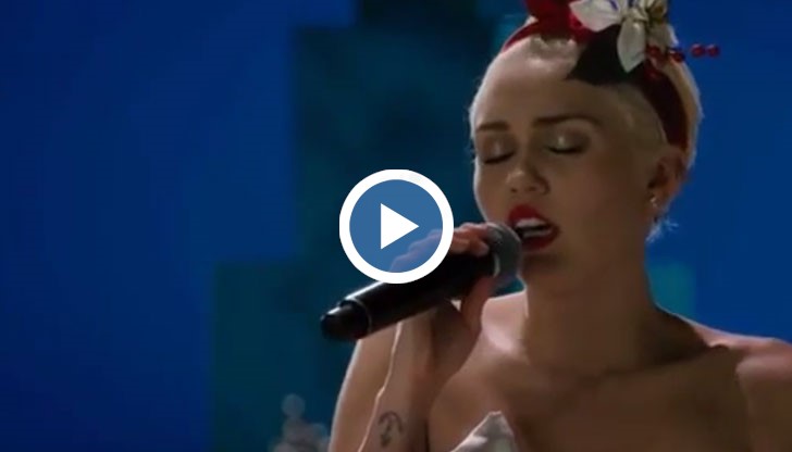 Майли Сайръс седна върху бял роял и запя "Тиха нощ, свята нощ"