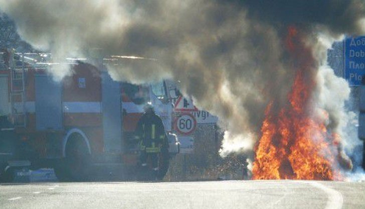 Автомобил се запали и предизвика задръстване по пътя между Димитровград и Хасково