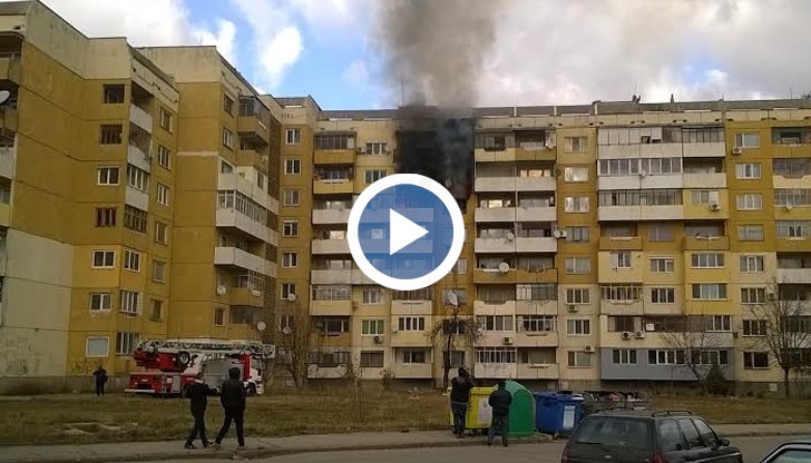 Един апартамент в блок 211 в квартал "Чародейка" в Русе гори