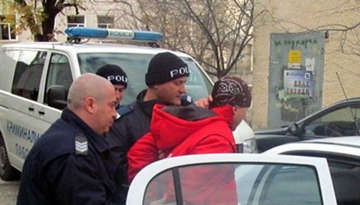 Полицаи водят към патрулката арестувания убиец