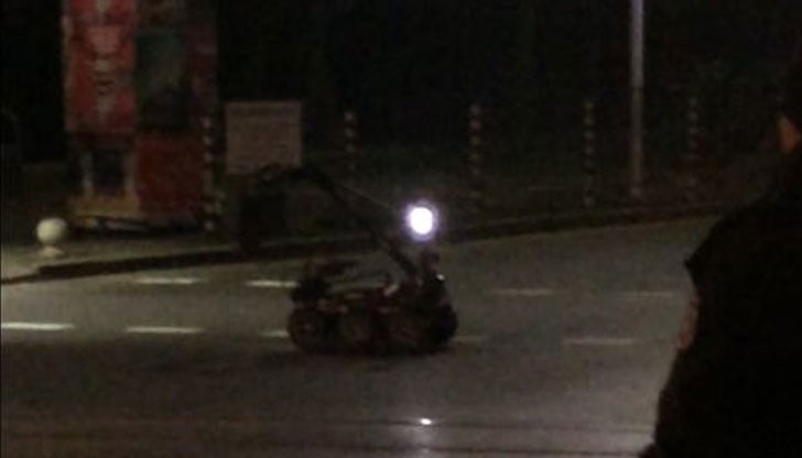 Сапьорите са обезвредили съмнителното куфарче, след което са го взривили на безопасно място. Сапьорите са обезвредили съмнителното куфарче, след което са го взривили на безопасно място.