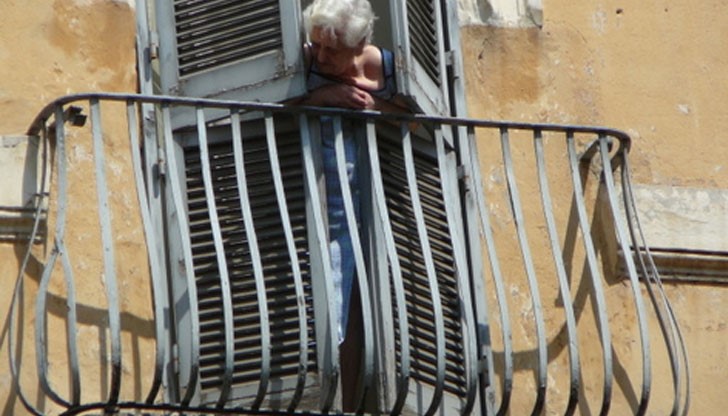 В проведения разговор по телефона жената е била убедена също да изтегли от банка и сумата от 8 000 лева /снимката е илюстративна/ В проведения разговор по телефона жената е била убедена също да изтегли от банка и сумата от 8 000 лева /снимката е илюстративна/