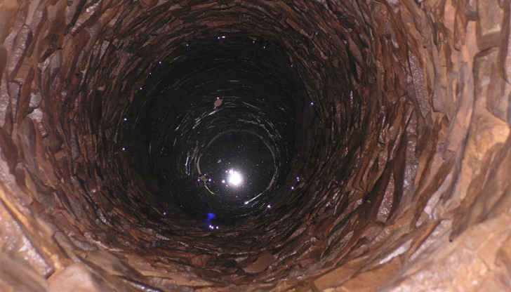 На място на трагедията пристигнали екипи на полицията и Спешен център, които само констатирали смъртта.