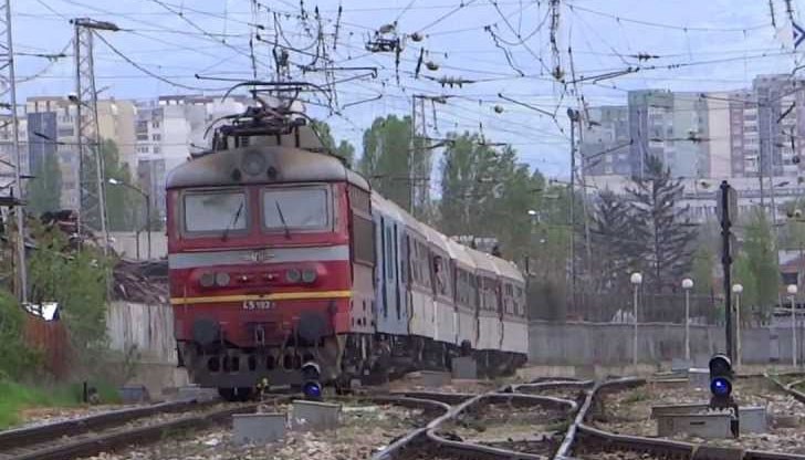 Аварията довела до спирането на общо 4 влака, включително и на бързия за Русе