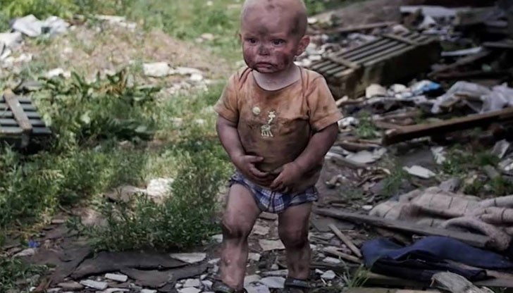 Светът се затрогна от удавеното сирийче в Турция, но мълчи за момчето от Донецк, което търси убитата си майка в развалините на дома си