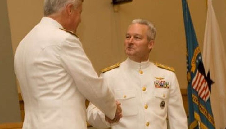 Прощално ръкостискане с адмирал Дейвид Боком