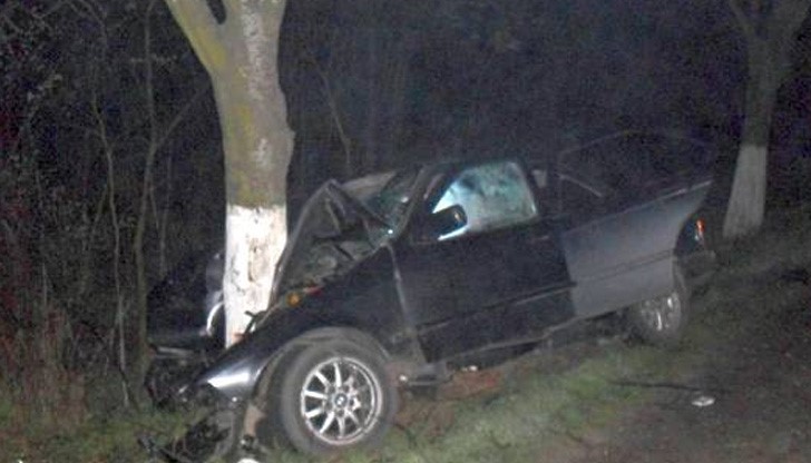 Мъжът загубил контрол над колата, тя излязла от пътя и се блъснала в дърво /снимката е илюстративна/