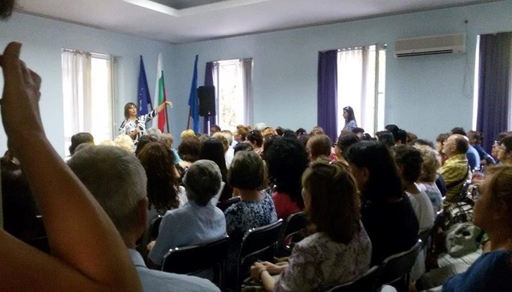 Обучението ще води Мария Ненова - филолог, психолог, педагог с 24-годишен опит в работата с деца и възрастни